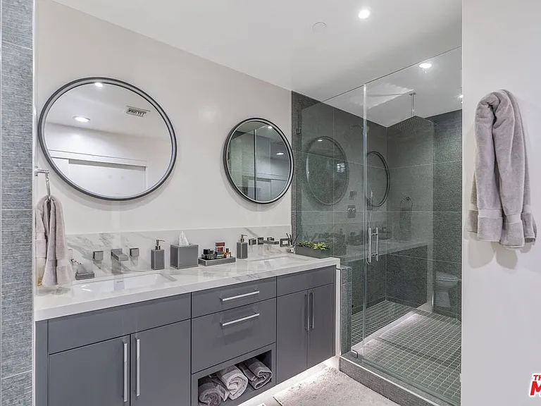1250 N Harper Ave #302 — Photo 26