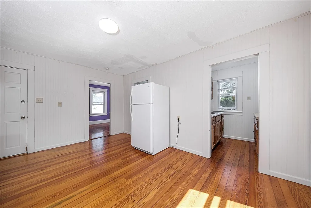 3 bed, 1.0 bath, 950 sqft, $2,200 — Photo 2