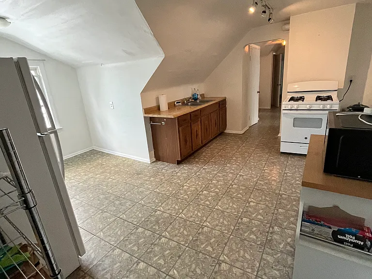 1951 E 123rd St #6 — Photo 2