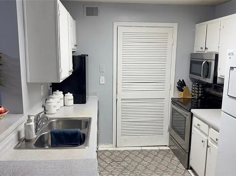 612 Granville Ct — Photo 9