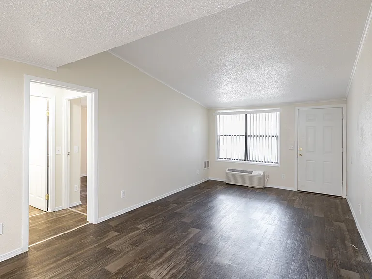Crystal Court Apartments — Photo 44