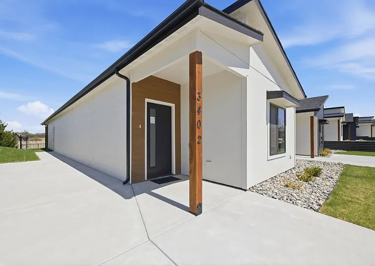 3402 E Thunder St — Photo 1