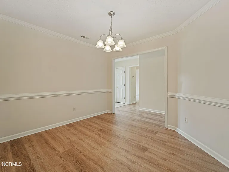 102 Mendover Dr — Photo 7