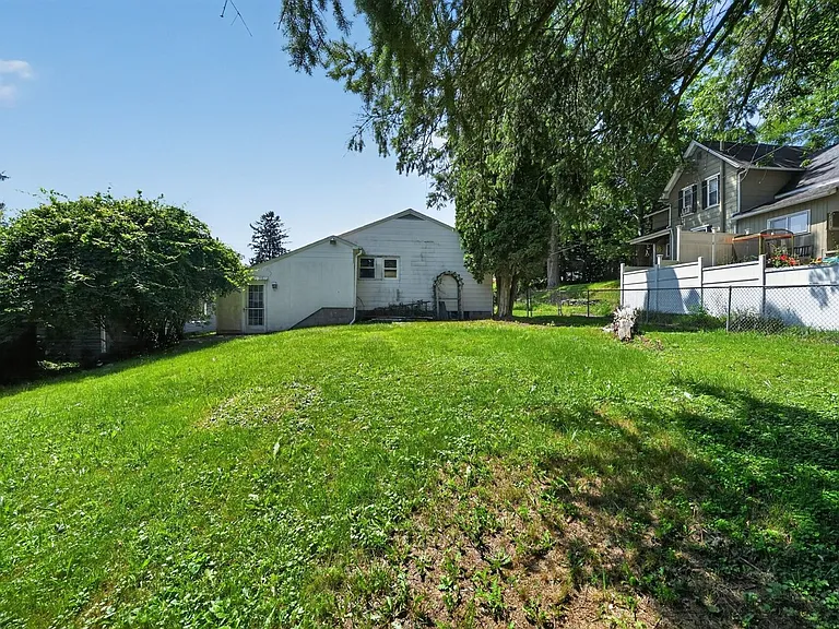 11 Spencer Ave — Photo 38
