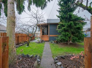 547 7th St, Nanaimo, BC V9R 1E9