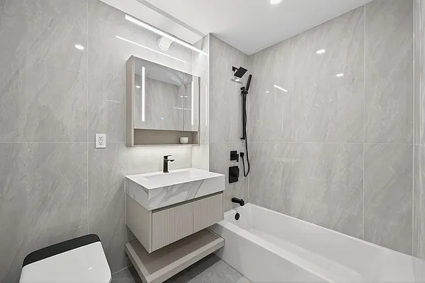 Bathroom, photo 1