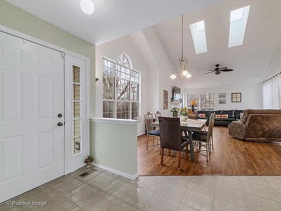 4th image of 30W024 Mayfair Ct #1