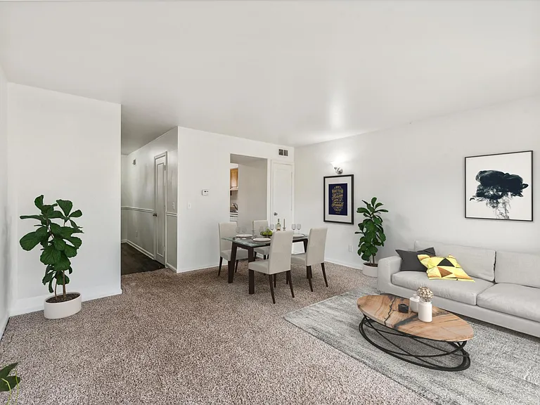 Jamestown Apartments & Townhomes — Photo 20