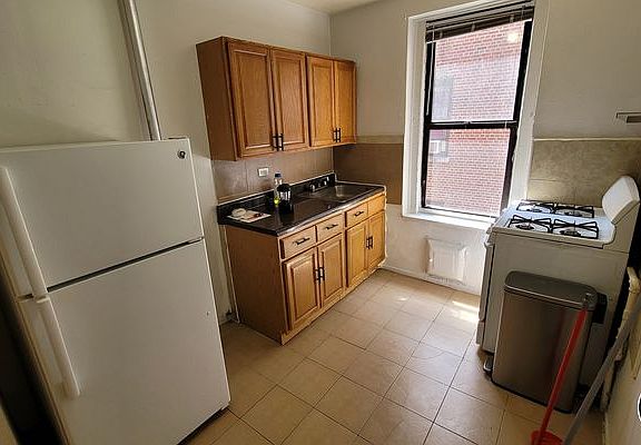 3rd image of 2739 Webb Ave #3I