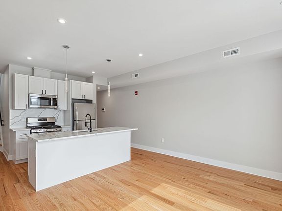 3rd image of 2425 W Thompson St