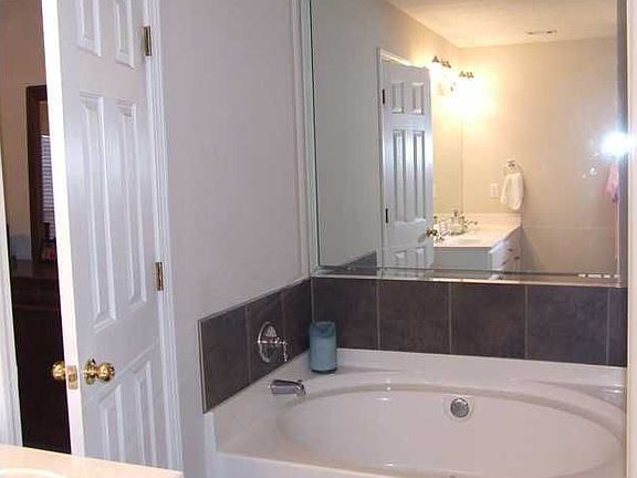 4th image of 8849 Jamac Dr