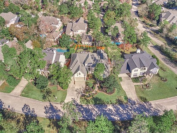 The home sits on a prime lot within the Capstone neighborhood and overlooks the lake and Park!