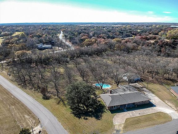 2nd image of 105 Cherokee Ct
