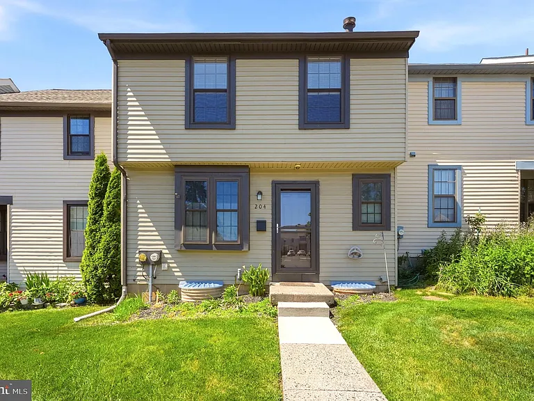 204 Livingston Ct — Photo 1
