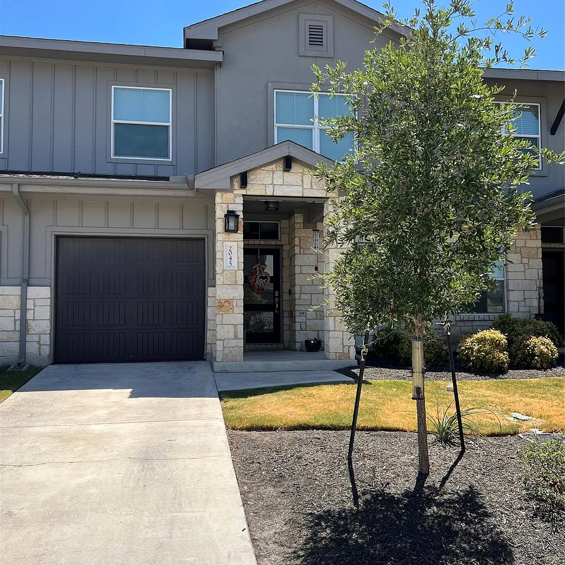 3 bed, 2.5 bath, 1778 sqft, $2,100 — Photo 1