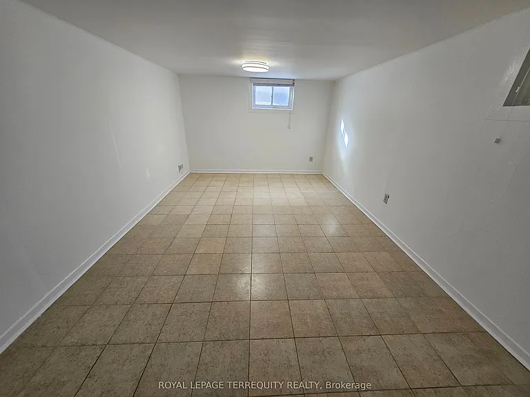 557 Lawrence Ave W — Photo 4