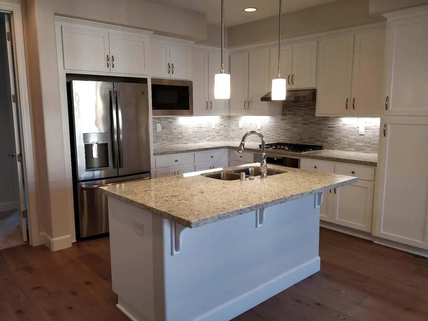 4 bed, 4.5 bath, 1948 sqft, $4,200 — Photo 4