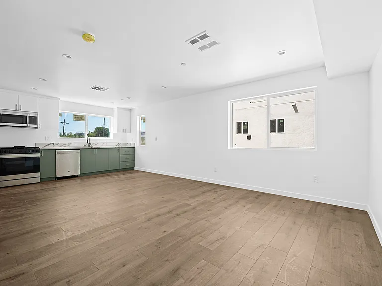 6830 Hazeltine Ave — Photo 40