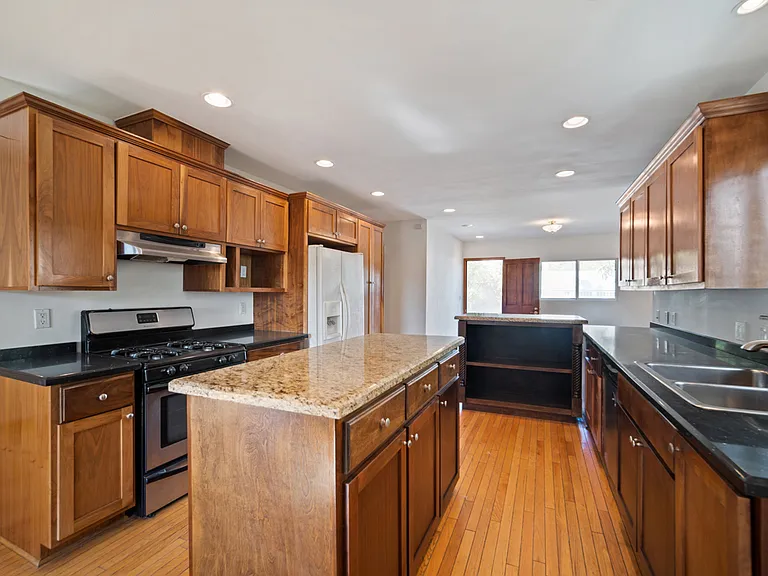 4203 Sunset Dr — Photo 5