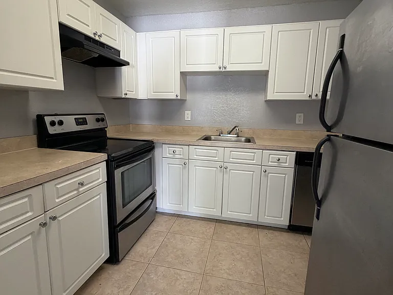 480 Banyon Tree Cir #200 — Photo 5