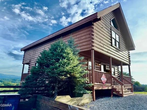 1079 Towering Oaks Dr, Sevierville, TN 37876