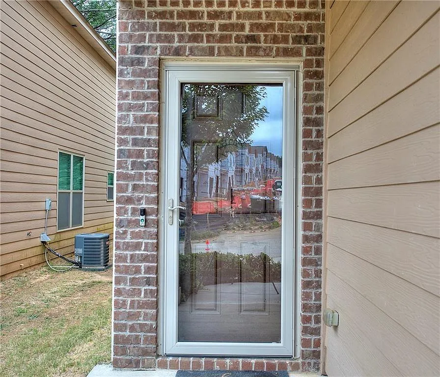 3 bed, 2.5 bath, 2000 sqft, $2,600 — Photo 2