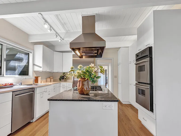 4444 Redwood Rd — Photo 18