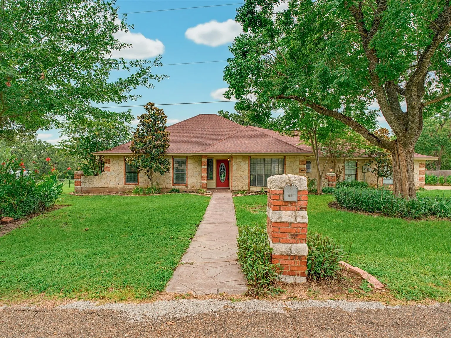6 bed, 3.0 bath, 3801 sqft, $2,400 — Photo 1