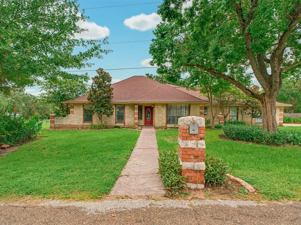121 Champions Dr, Rockdale, TX 76567