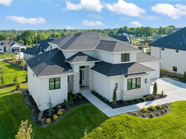 10657 W 142nd St, Overland Park, KS 66221