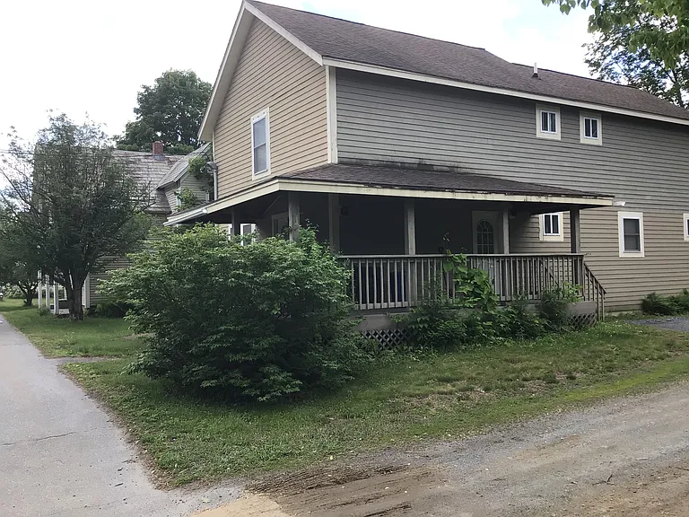 1860 Hartford Ave — Photo 1