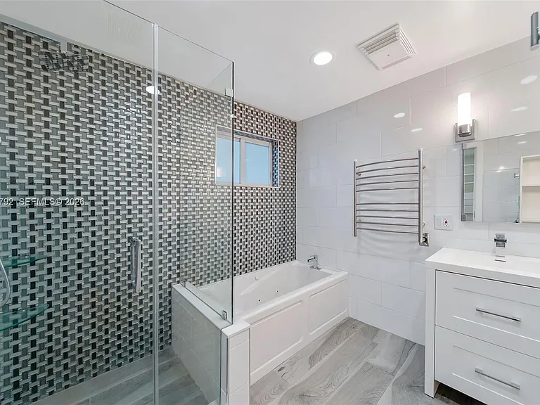 1102 NE 117th St — Photo 12