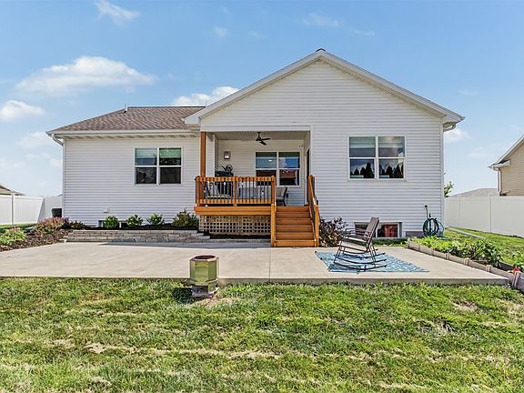 3rd image of 301 Hawthorne Cir