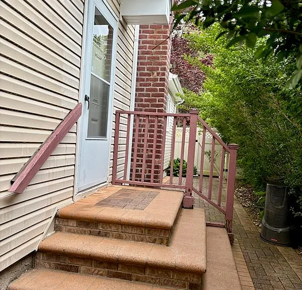28 Rocco Dr — Photo 1