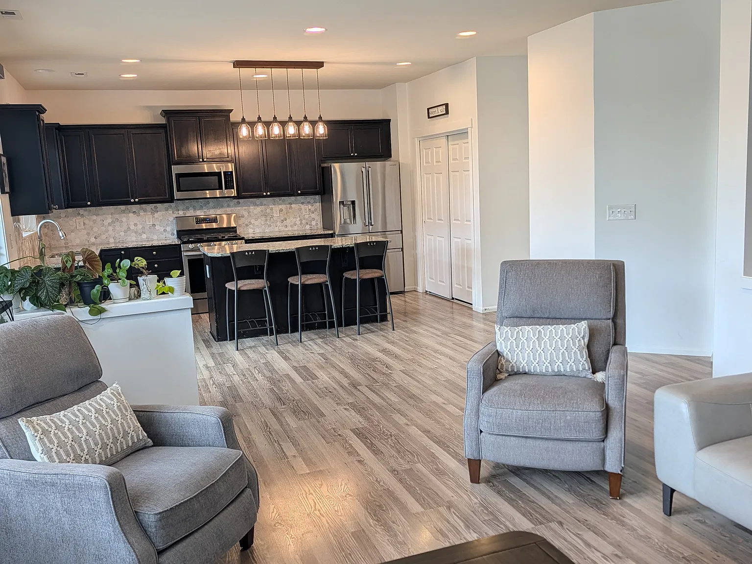 4 bed, 2741 sqft, $3,300 — Photo 4