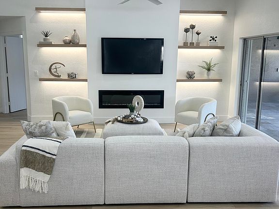 3rd image of 921 Lakewood Court