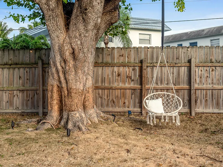 3961 NE 10th Ave — Photo 50