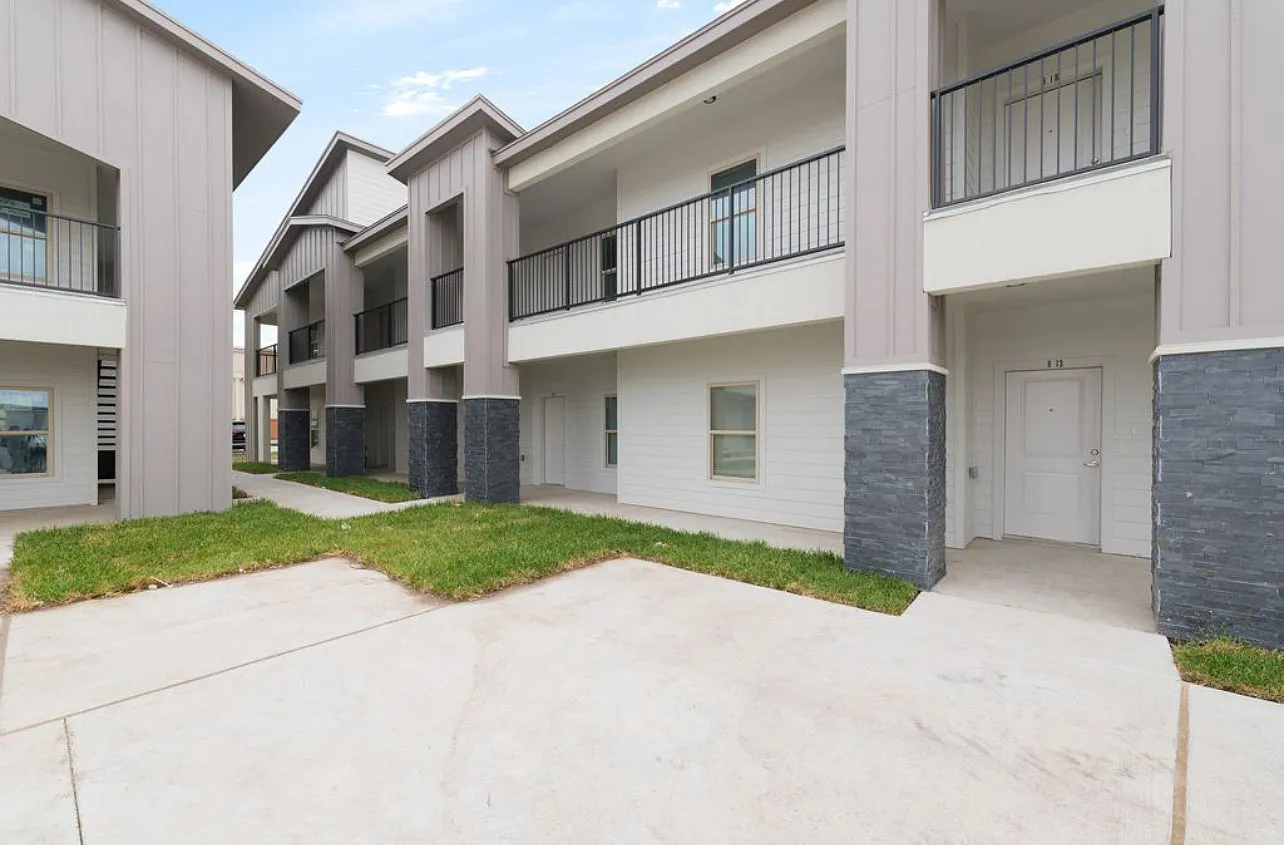 2 bed, 922 sqft, $1,440 — Photo 2