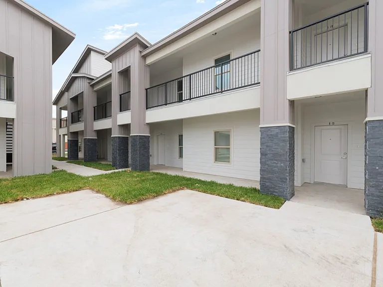 2107 Village Center Dr #24 — Photo 2