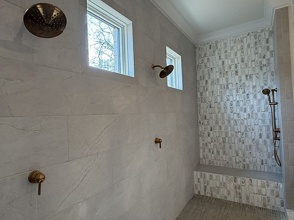 5th image of 835 Brook Hollow Rd