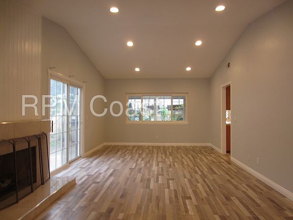 3rd image of 828 W Brentwood Ave