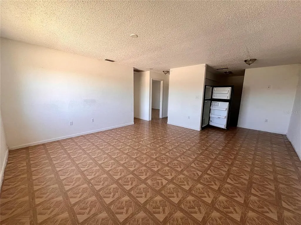 2 bed, 1.0 bath, 900 sqft, $1,050 — Photo 2
