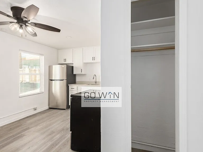 2412 E Monroe St — Photo 9