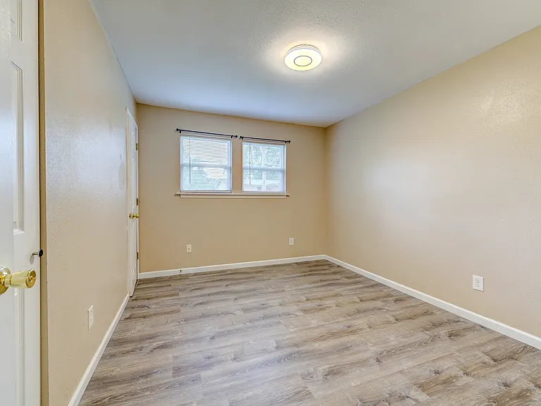 655 Lexington Park — Photo 13