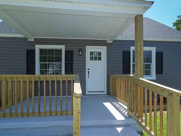 2nd image of 423 Fresh Meadow Rd