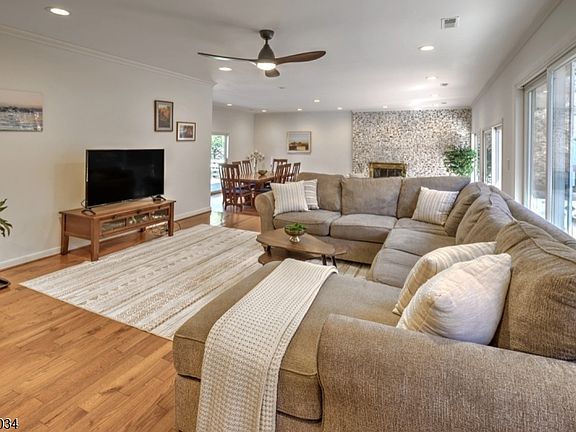 4th image of 10 Roxiticus Rd