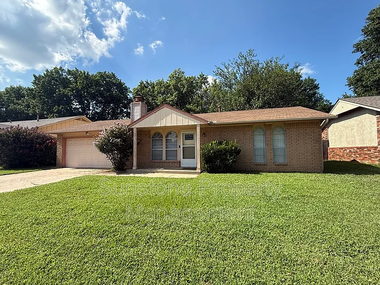 308 W Austin St — Photo 1