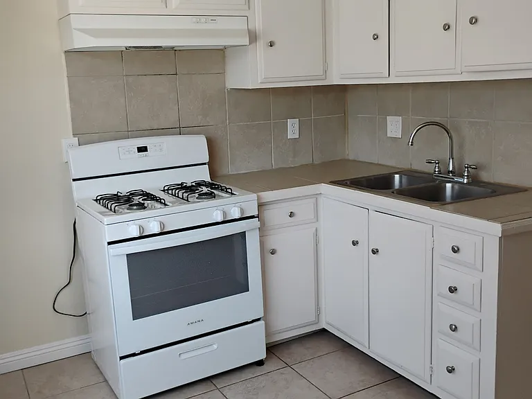 14652 Adams St #7 — Photo 7