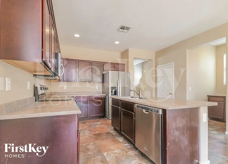 15427 W Canterbury Dr — Photo 7
