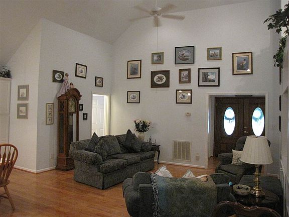 3rd image of 121 Forest Dr